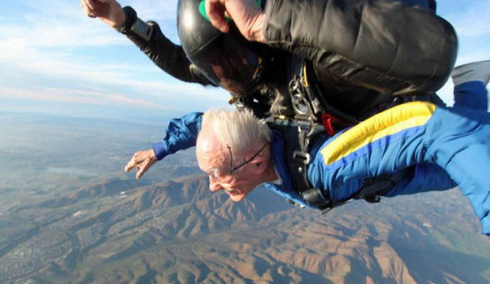 101岁老人跳伞