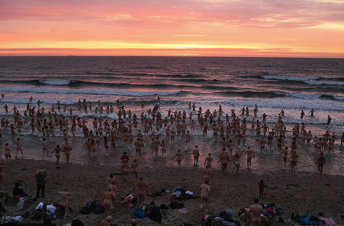 英国数百男女裸泳