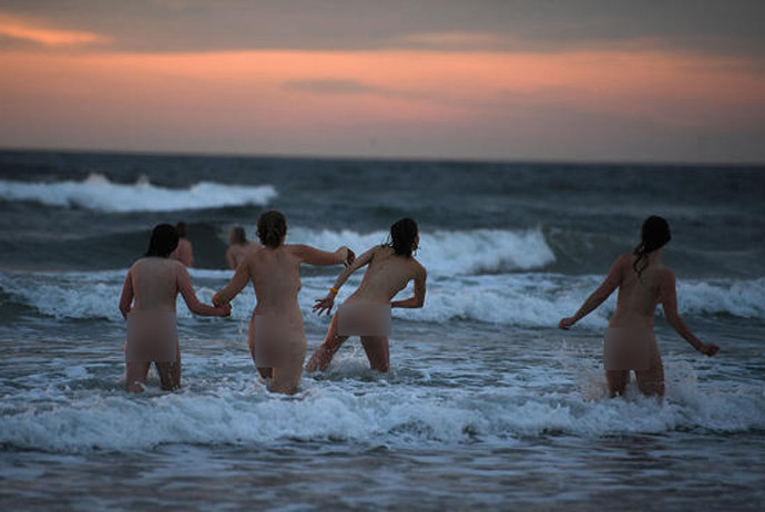 男女集体裸泳