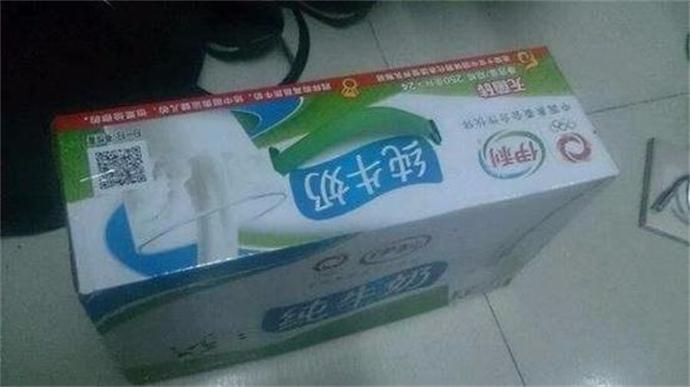 男子在超市买1箱牛奶回家发现秘密