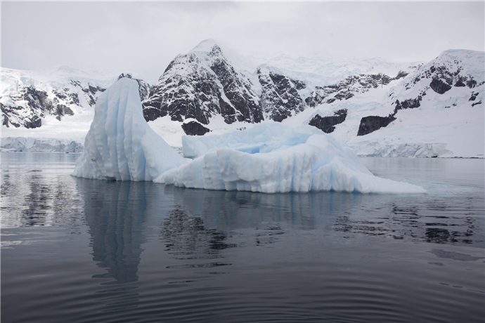 南极冰川再度大崩裂