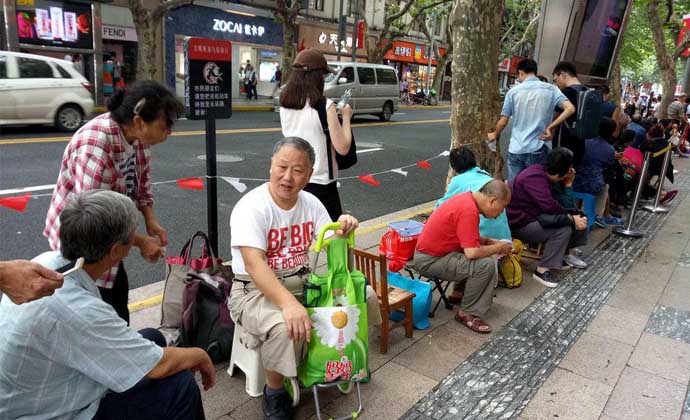 上海市民排长龙买月饼