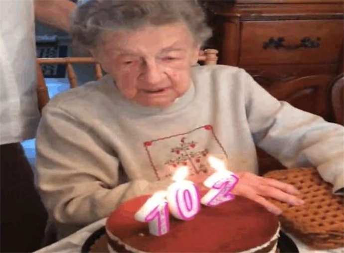 102岁生日吹掉假牙