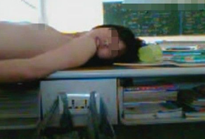17中教室门女生躺在课桌上