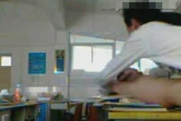 武汉17中教室门 女生赤裸身子躺于课桌上与男子欢愉