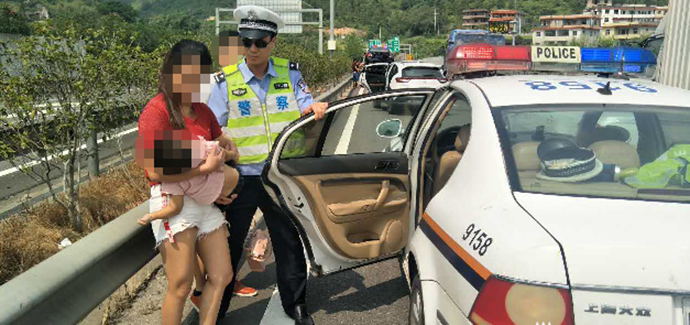 两岁娃开车门摔成重伤得到高速民警的帮助