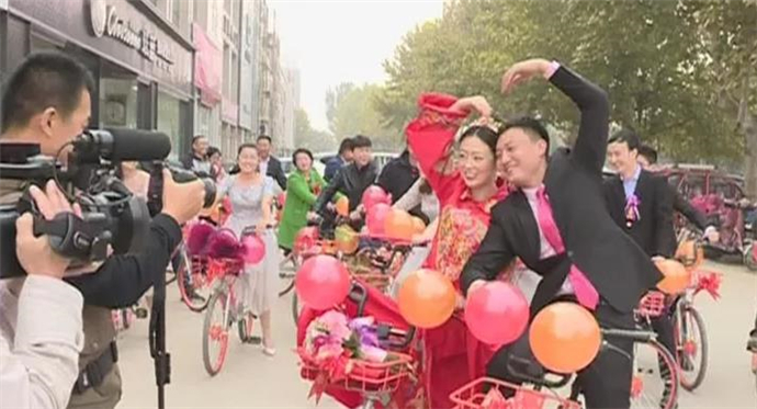骑共享单车接新娘
