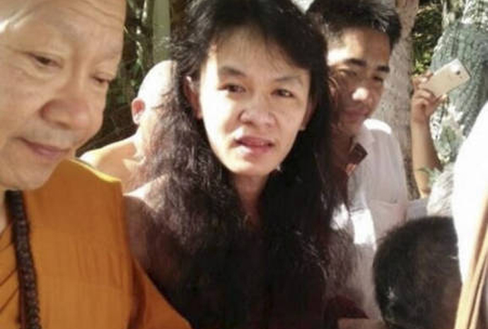 村民排队瞻仰泰国高僧 闭关修行3年后出洞长发