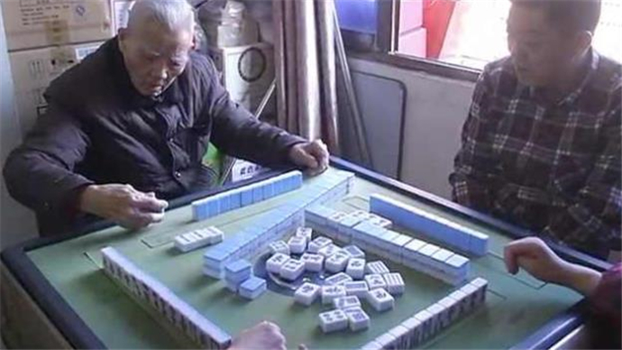 百岁老人打麻将总赢