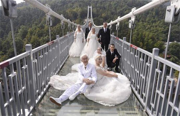 老人玻璃桥上拍婚纱照