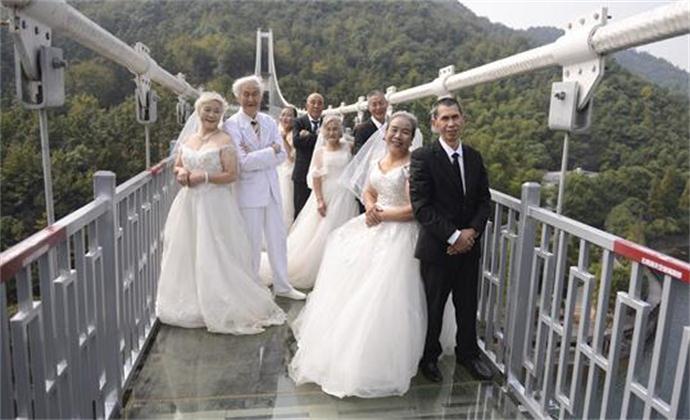 老人玻璃桥上拍婚纱照