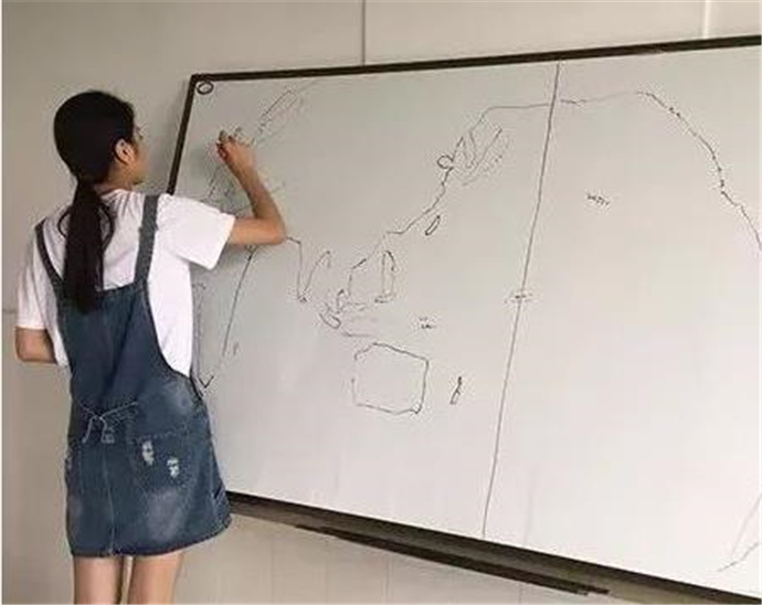 姑娘盲画世界地图 