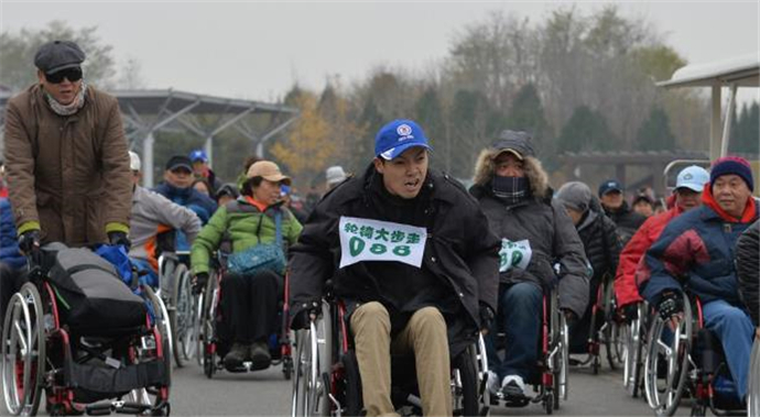 男子坐轮椅跑完马拉松