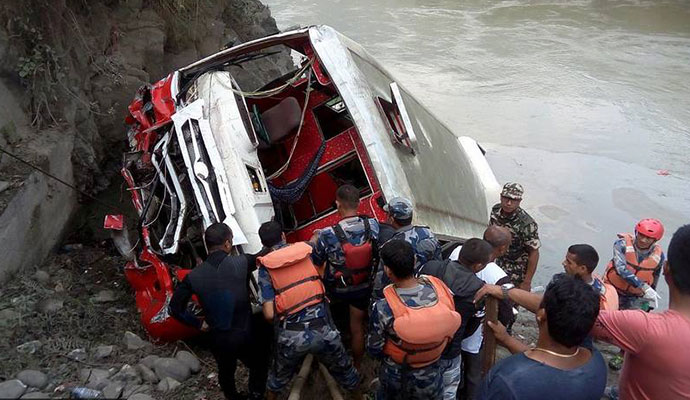 尼泊尔客车坠河