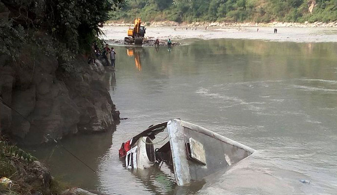 尼泊尔客车坠河
