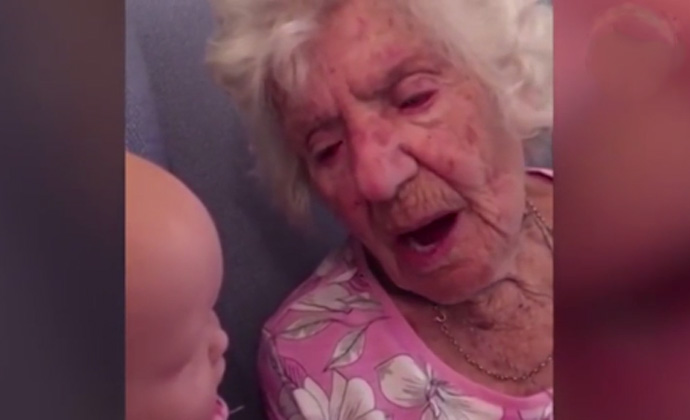 94岁奶奶把洋娃娃当孙女