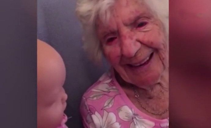 94岁奶奶把洋娃娃当孙女