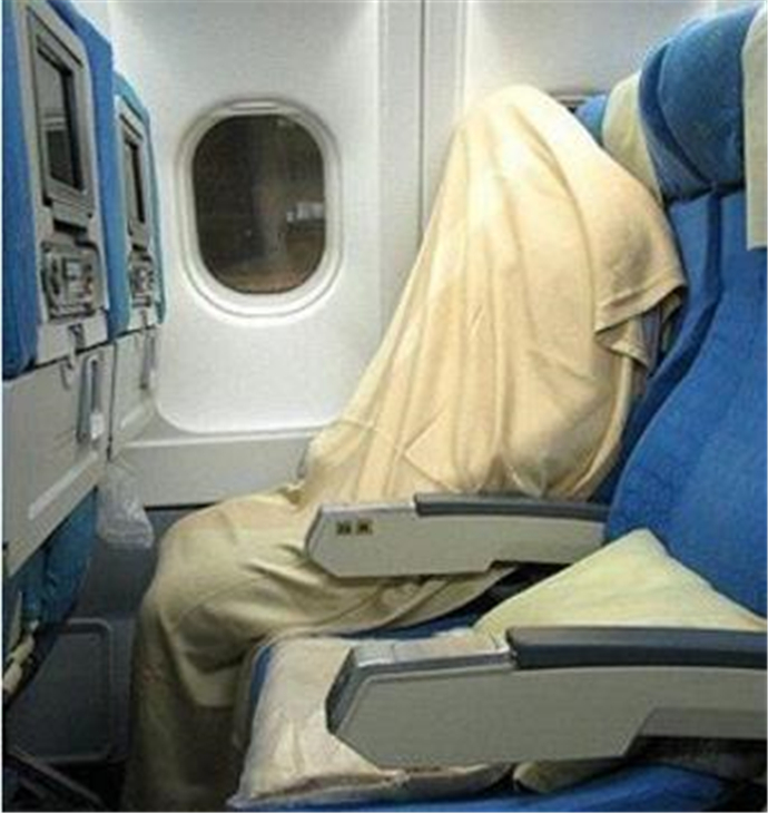 飞机上毛毯遮脸抽烟