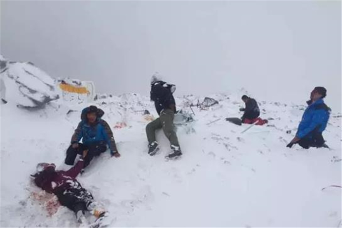 8名登山者遇雪崩被埋