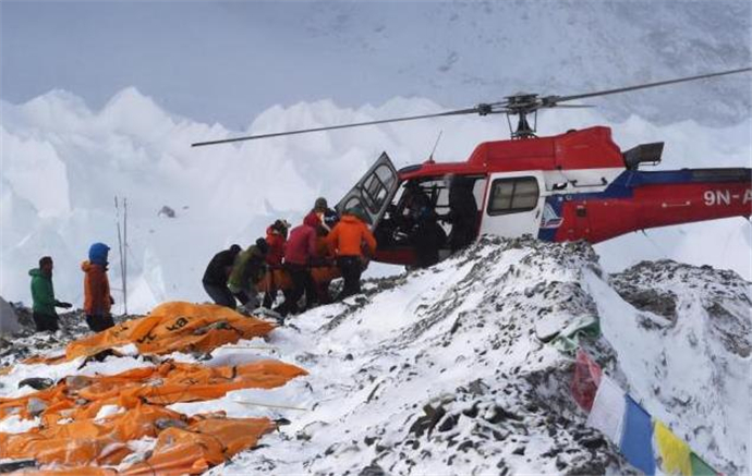8名登山者遇雪崩被埋