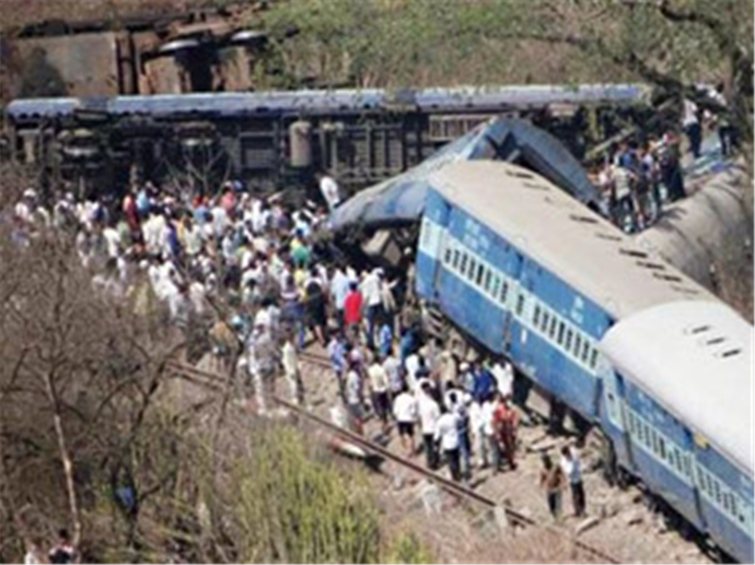 印度火车头跑13公里