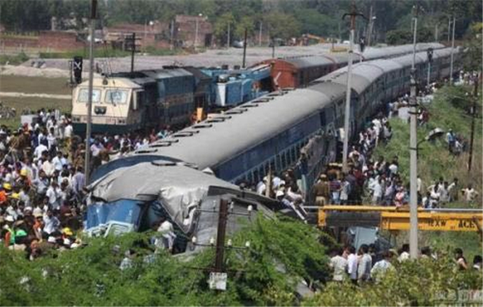 印度火车头跑13公里