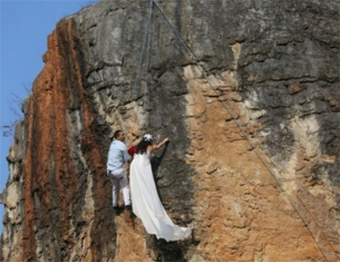 悬崖峭壁拍婚纱照