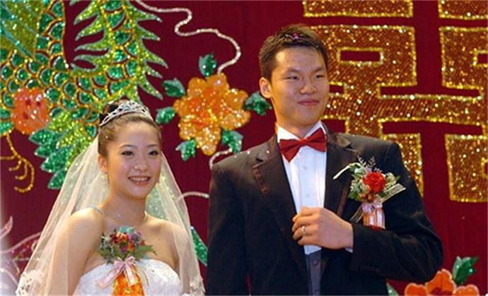 朱芳雨和前妻胡美的结婚照