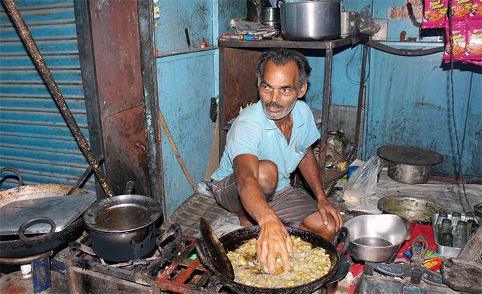 印度奇人徒手捞油锅做小吃