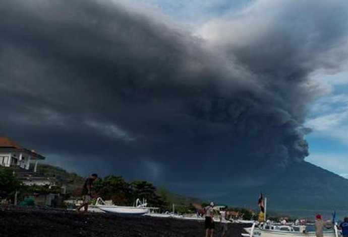 巴厘岛火山浓烟滚滚