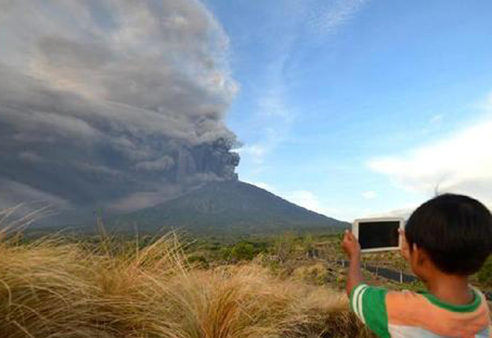 火山喷发小孩淡定拍照