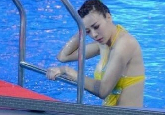 周韦彤跳水秀泳衣