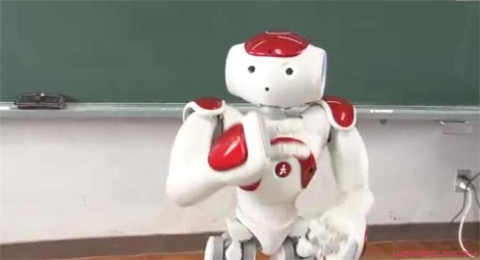 小学机器人教英语很受欢迎