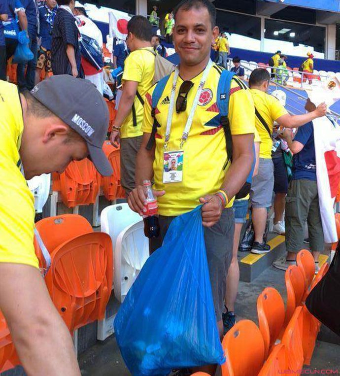 哥伦比亚球迷捡垃圾