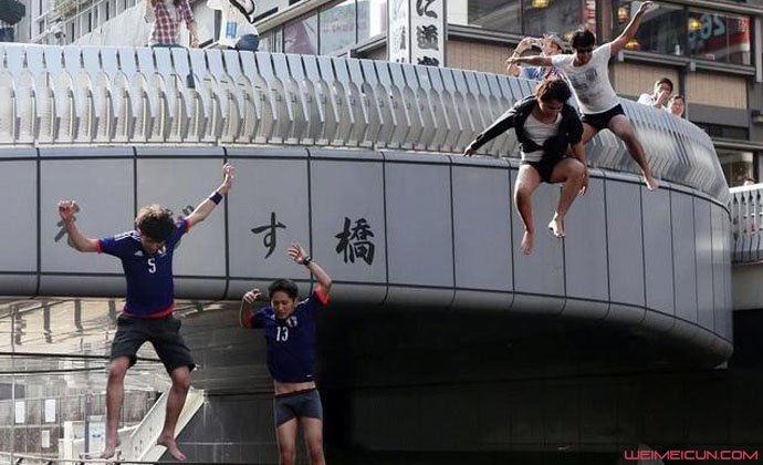 日本球迷跳河庆祝