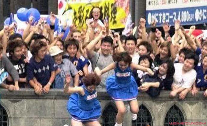 日本球迷跳河庆祝