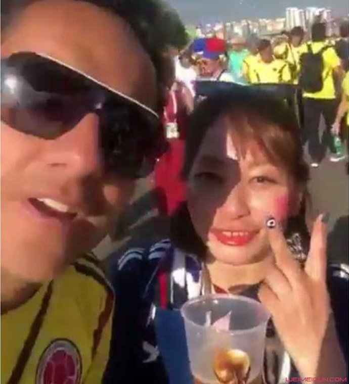 哥伦比亚球迷与日本女球迷