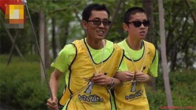 王蕴和爸爸参加公益跑步
