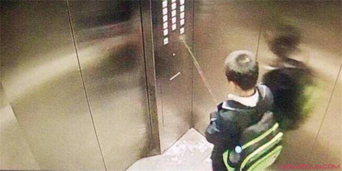 熊孩子在电梯撒尿