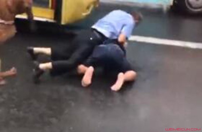 公交车司机与男子扭打在地