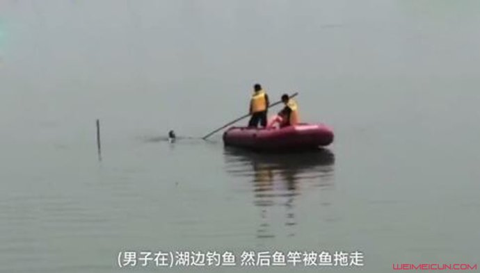 男子钓鱼被困湖中