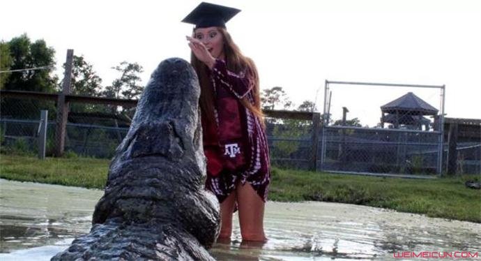 女生和鳄鱼拍毕业照