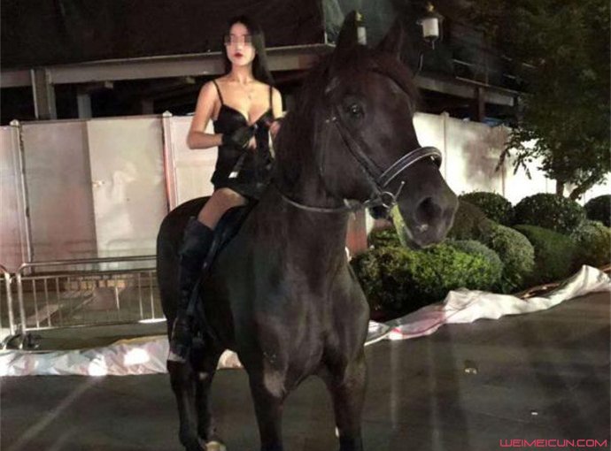 女子骑马