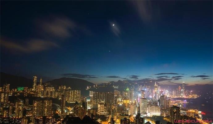 香港夜空双星伴月