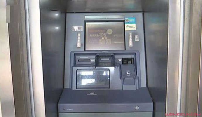 小伙砸ATM机被抓