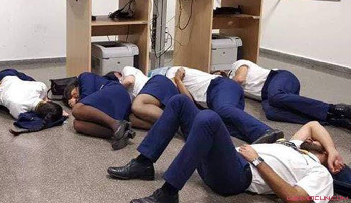 航空公司回应空姐集体睡地板