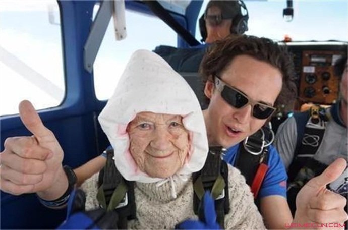 奶奶玩跳伞