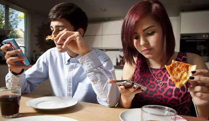 吃饭刷手机易多吃