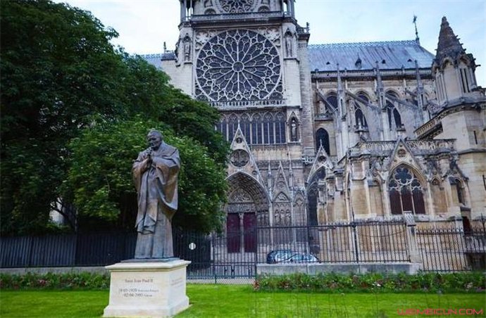 巴黎圣母院钟楼怎么了