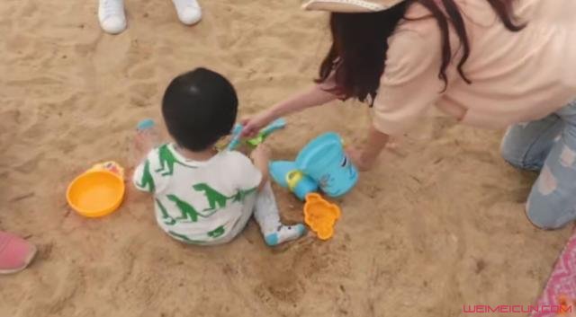 吴佩慈陪儿子海边玩